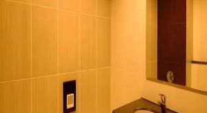 ein Badezimmer mit Waschbecken und Spiegel in der Unterkunft Hotel Bintang Tawangmangu in Tawangmangu + 46 Fotos