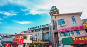 un bâtiment avec une tour d'horloge au sommet dans l'établissement GreenTree Inn Jiangsu Wuxi Meiyuan Kaiyuan Temple Subway Master Station Express Hotel, à Wuxi