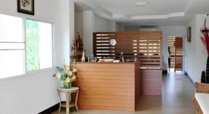 eine Küche mit einer Holztheke in einem Zimmer in der Unterkunft Sukthavorn Residence in Ban Pa Tung (7)