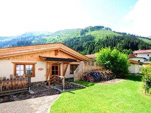 Ein Haus mit einem Haufen Fahrräder, die davor geparkt sind. in der Unterkunft Luxury Chalets Wiesenruh in Bichlbach