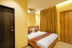 Voodi või voodid majutusasutuse FabHotel Shri Shubh Palace toas