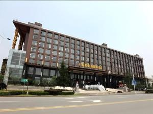 ein großes Gebäude an der Ecke einer Straße in der Unterkunft Wuhan Gaotie Kairui International Hotel in Wuhan