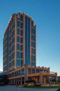 ein großes Hochhaus mit vielen Fenstern in der Unterkunft Zhejiang D.H Hotel in Haining