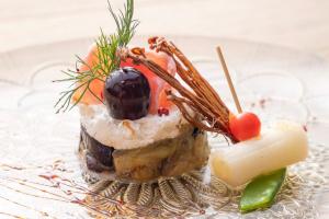 ein Stück Essen auf einem Teller mit Früchten in der Unterkunft Azumino Salon1 Cozy Onsen Retreat in Azumino