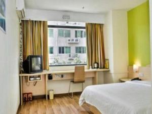 TV a/nebo společenská místnost v ubytování 7 Days Inn Liaocheng Railway Station Dongchang Lake