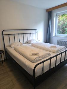 Un pat sau paturi într-o cameră la Alpen Home Kaprun