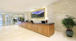 un hall d'entrée avec un grand tableau sur le mur dans l'établissement Jeju Booyoung Hotel, à Seogwipo 150 autres photos