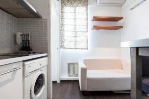A kitchen or kitchenette at Piramides 2 Apartment