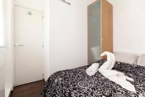 A bed or beds in a room at Piramides 2 Apartment