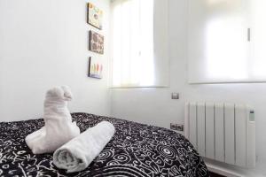 A bed or beds in a room at Piramides 2 Apartment