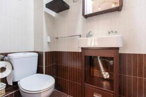 A bathroom at Piramides 2 Apartment