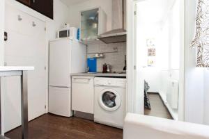 A kitchen or kitchenette at Piramides 2 Apartment