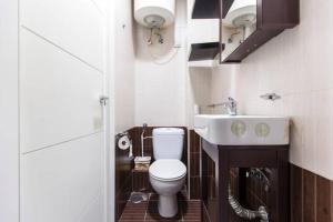 A bathroom at Piramides 2 Apartment Még 7 kép
