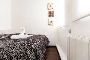 A bed or beds in a room at Piramides 2 Apartment