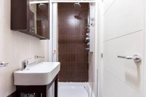 A bathroom at Piramides 2 Apartment