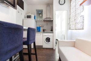 A kitchen or kitchenette at Piramides 2 Apartment