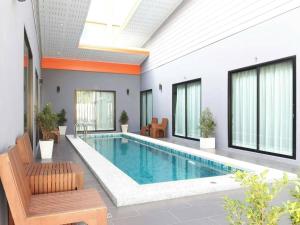 einen Pool in einem Zimmer mit Fenstern in der Unterkunft The Hua Hin Hotel in Hua Hin + 36 Fotos