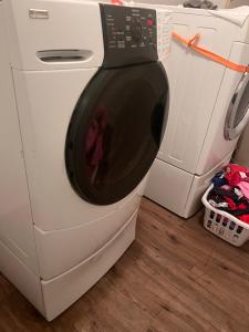 una lavadora con la puerta abierta junto a una lavadora en West Phoenix Value Room 5, en Phoenix