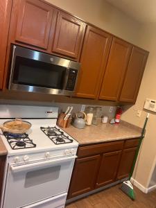 una cocina con estufa y microondas en West Phoenix Value Room 5, en Phoenix