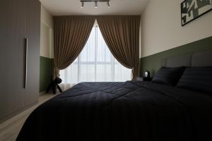 Ένα ή περισσότερα κρεβάτια σε δωμάτιο στο Macrolink Medini Signature Suite near Legoland by Our Stay