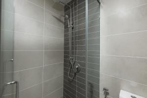 Ένα μπάνιο στο Macrolink Medini Signature Suite near Legoland by Our Stay