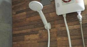 un asciugacapelli bianco attaccato a un muro di The Nest Hotel a Sathani Phu Khao Lat Altre 53 foto