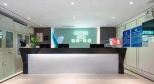 ein Geschäft mit einer großen weißen Theke in einem Zimmer in der Unterkunft Xana Lite Beijing Sidaokou Dazhong Temple Metro Station Branch in Peking