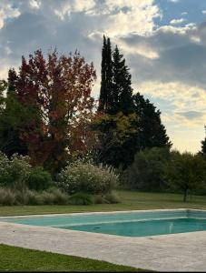 a swimming pool in a yard with trees in the background at Capilla-Casa de campo in Capilla del Señor