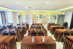 a room with rows of tables and chairs at Xana Lite Guiyang Huaguoyuan Shuangzi Towers in Guiyang