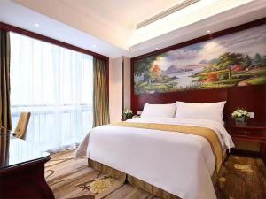 Ένα ή περισσότερα κρεβάτια σε δωμάτιο στο Vienna International Hotel Shanghai Qingpu New Town Metro Station Branch