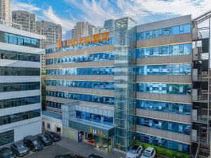 un grand bâtiment en verre avec une enseigne dessus dans l'établissement IU Hotel Kunming Jinma Bijifang Joy City, à Kunming
