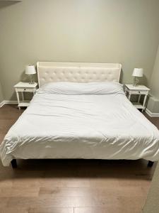 Ένα ή περισσότερα κρεβάτια σε δωμάτιο στο Spacious Basement with independent entry and yard