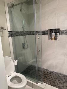 Ένα μπάνιο στο Spacious Basement with independent entry and yard