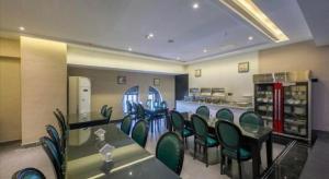 ein Esszimmer mit einem Tisch, Stühlen und einer Theke in der Unterkunft Xana Hotelle·Nanchang Bayi Square Metro Station in Nanchang