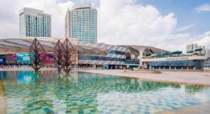 einem großen Wasserbecken vor einem Gebäude in der Unterkunft Thank Inn Plus Hotel Zhuhai Nanping pedestrian Street Huafa shopping Center in Zhuhai