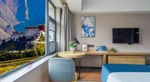 Μια τηλεόραση ή/και κέντρο ψυχαγωγίας στο Echarm Hotel Lhasa Potala Palace