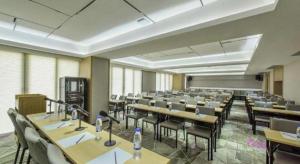 a large room with tables and chairs in it at Borrman Hotel Guiyang Guanshanhu International Conference Center Metro Station in Jinzhuzhen