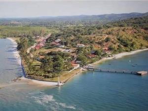 サリナス・ダ・マルガリダにあるSalinas Praia Hotelの水上の島の航空写真