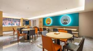 une salle à manger avec des tables et des chaises dans un restaurant dans l'établissement City Comfort Inn Wuhan Pangxiejia Metro Station, à Wuhan