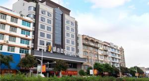 ein großes Gebäude in einer Stadt mit Gebäuden in der Unterkunft JTOUR Inn Yulin Railway Station Industrial Products Market in Yulin