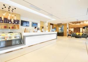 un restaurant avec un comptoir et des gens dans le hall dans l'établissement City Comfort Inn Wuhan Huangpi Xiangyang Avenue Panlong, à Wuhan