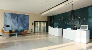 a lobby with two people sitting at reception desks at Echarm Hotel Chengdu Pidu Comprehensive Bonded Zone BOE in Pitong +72 photos