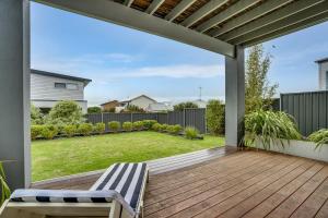 Κήπος έξω από το 5 Chiton Ct - Luxury Near the Beach - No Linen Included