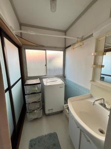 Ένα μπάνιο στο STEP HOUSE -The river side-