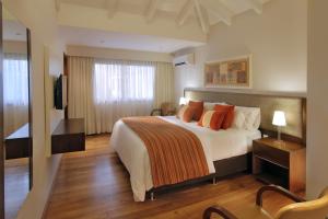 Um quarto em Altos de Belgrano Hotel Cabañas Golf y Spa