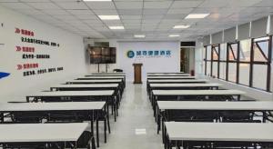 une salle de classe avec rangées de tables dans l'établissement City Comfort Inn Zhanjiang Xuwen Port Wharf Passenger Station, à Xuwen