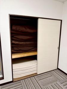 ein Schrank mit offener Tür in einem Raum in der Unterkunft Ark City Asahikawa - Vacation STAY 8526 in Asahikawa