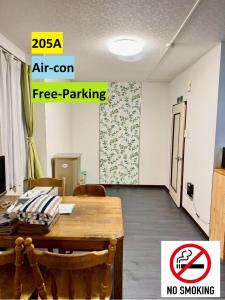 Ein leerer Raum mit einem Tisch und einem „Rauchen verboten“-Schild in der Unterkunft Ark City Asahikawa - Vacation STAY 8526 in Asahikawa