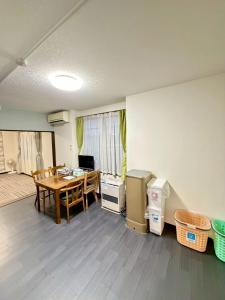 Zimmer mit einem Tisch und einem Esszimmer in der Unterkunft Ark City Asahikawa - Vacation STAY 8526 in Asahikawa