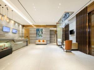 a lobby of a hotel with a waiting room at City Comfort Inn Guigang Hecheng Wanda Plaza in Guigang